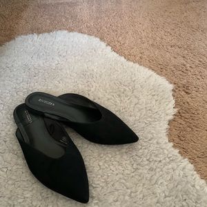 SOLD❗️🌻 Pointy toe black slide ons
